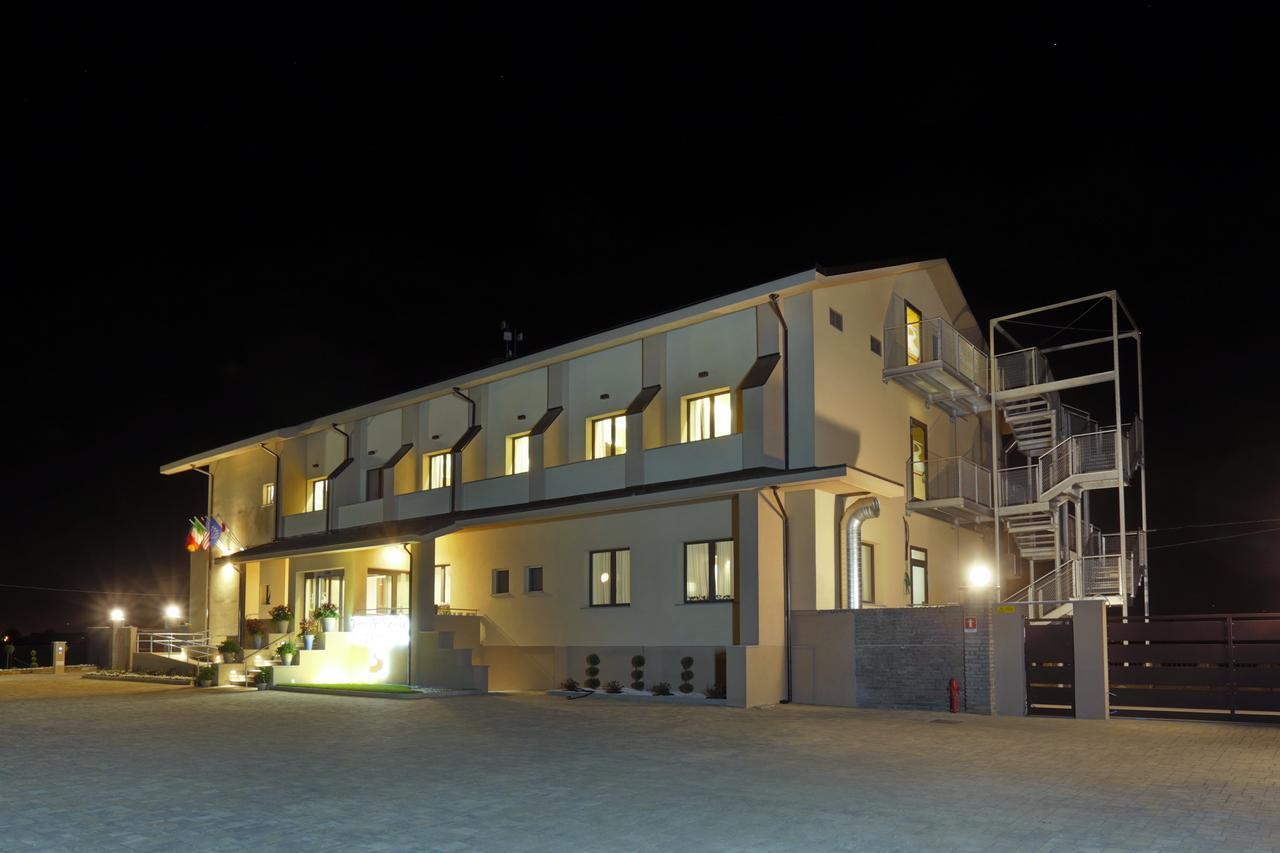 Hotel Terre Dei Salici Caramagna Piemonte Exterior photo